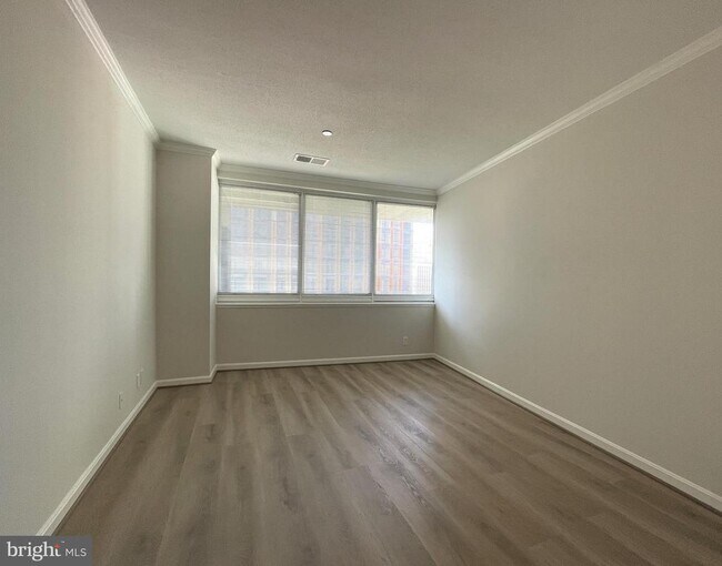 Building Photo - 1805 Crystal Dr