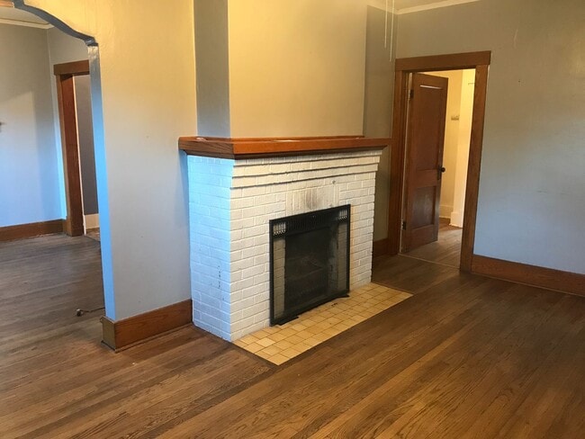 Building Photo - Cute 2 bedroom house $895