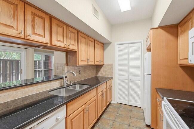 Building Photo - 2025 Augusta Dr