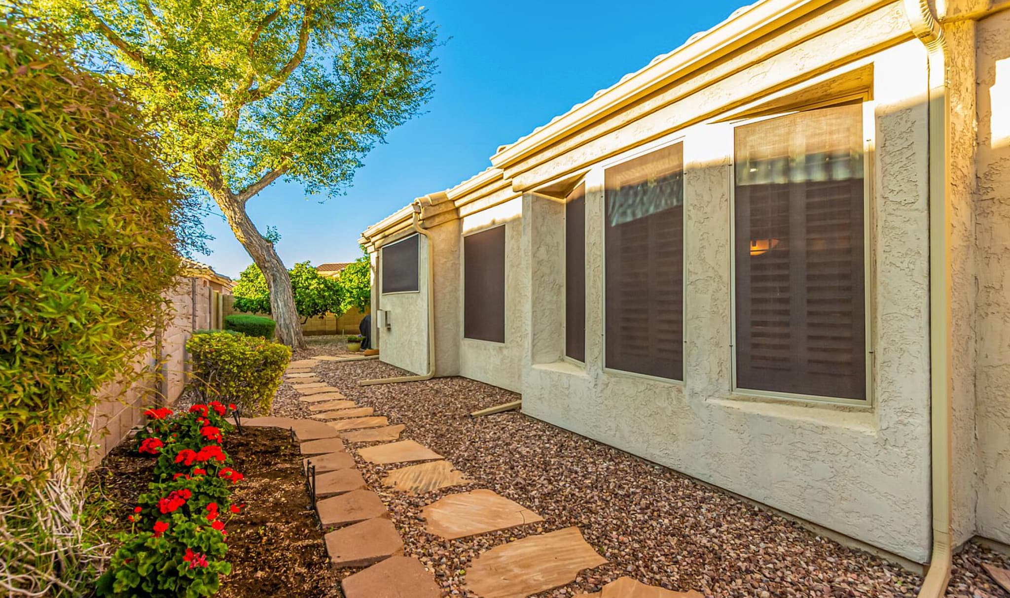 Building Photo - 892 W Raven Dr