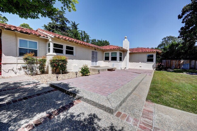 Building Photo - Large Old Fig Home