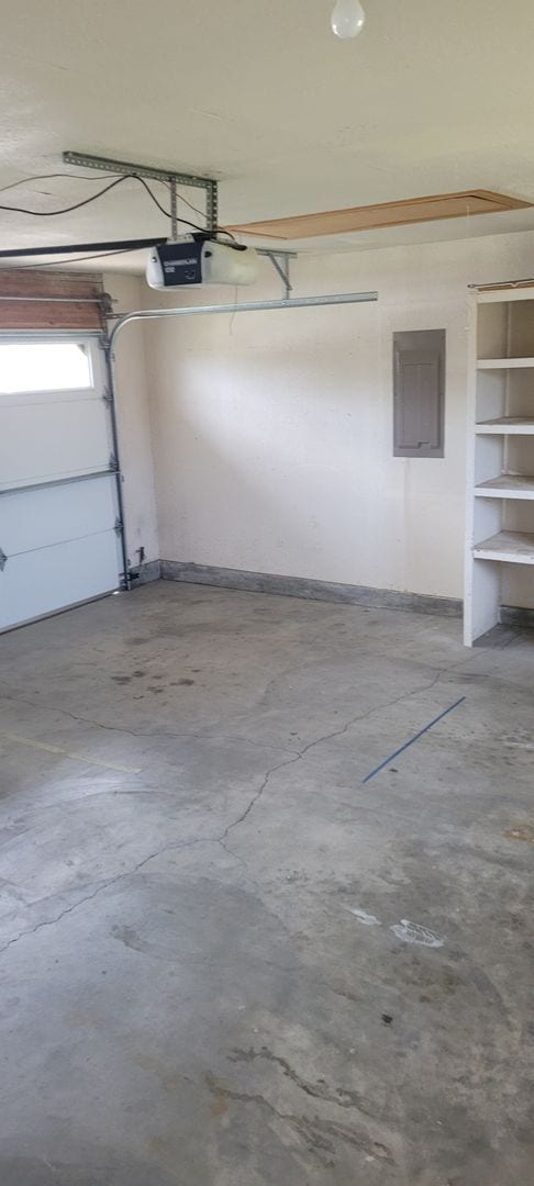 Building Photo - Cozy home on large lot w/fenced backyard