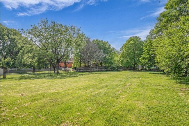 Building Photo - 405 S Montclaire Dr