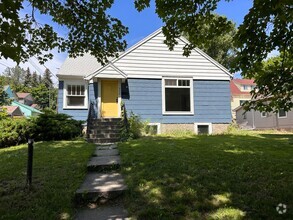 Building Photo - 4 Bedroom Home Close to U of I Campus