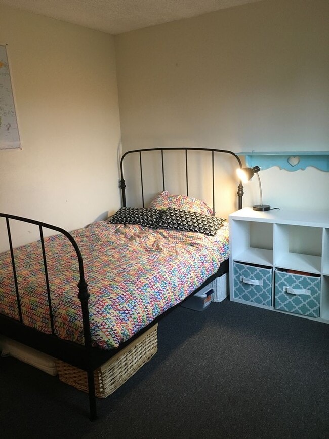 Building Photo - Updated, upstairs 2-bdrm/1-bath triplex apt—On-site w/d, off-street parking, near downtown St. Johns