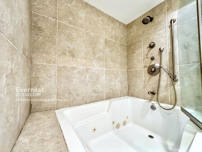 Building Photo - 10211 Clematis Ct