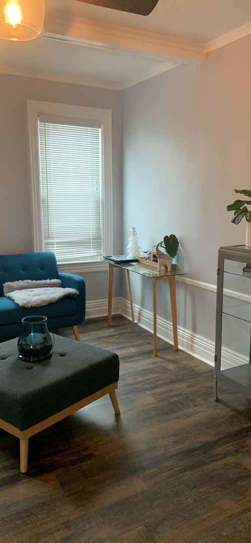 Building Photo - 223 E 9th St