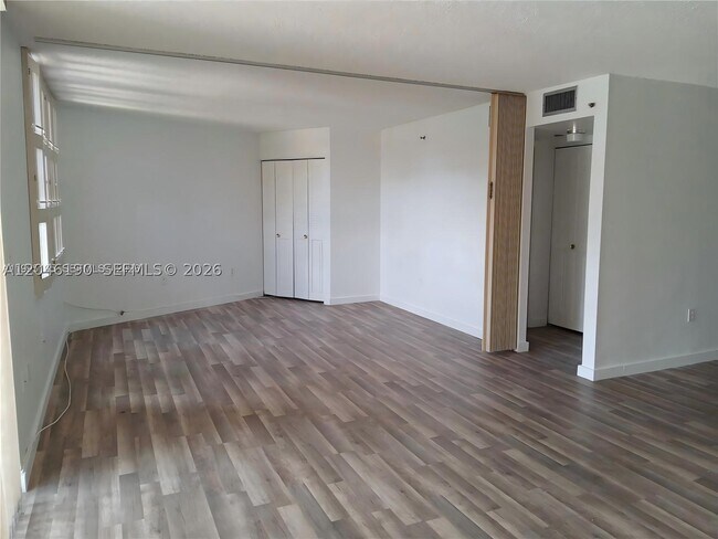 Building Photo - 1300 St Charles Pl