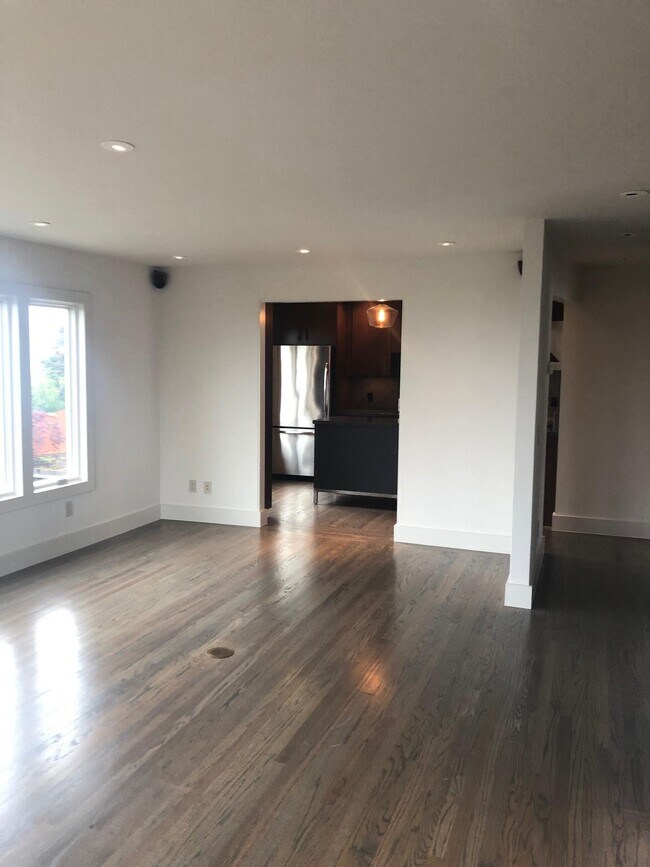 Building Photo - 394 Cresta Vista Dr