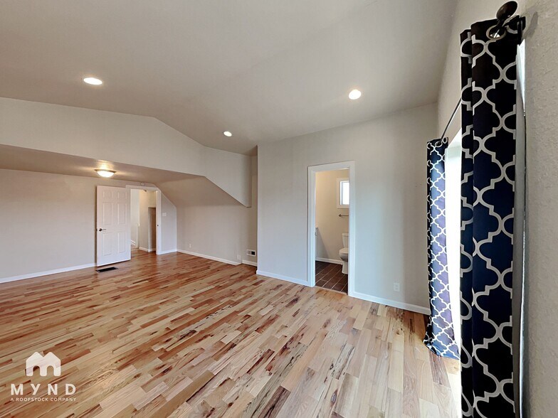 Building Photo - 2426 S Acoma St