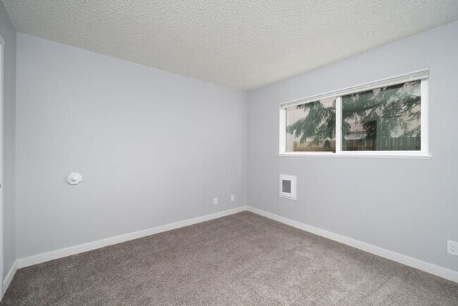 Building Photo - GOBBLE UP THIS DEAL! Sign a Lease, Move In...