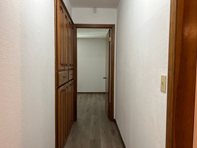 Building Photo - Spacious 3 Bedroom