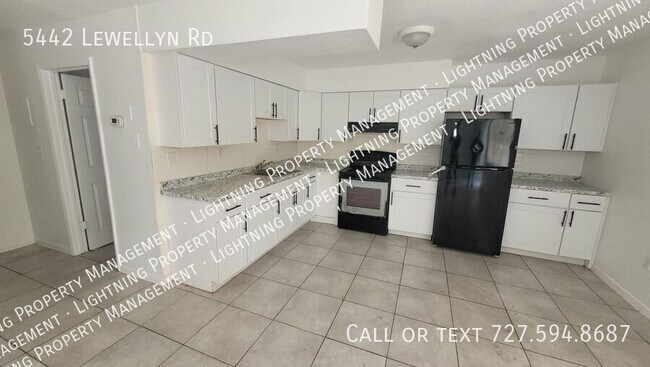 Building Photo - 5442 Lewellyn Rd