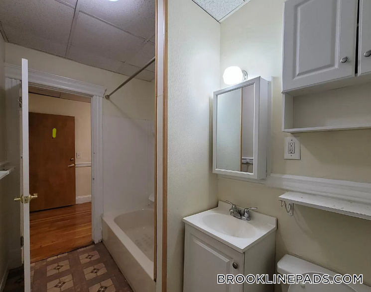 Building Photo - 364 Riverway