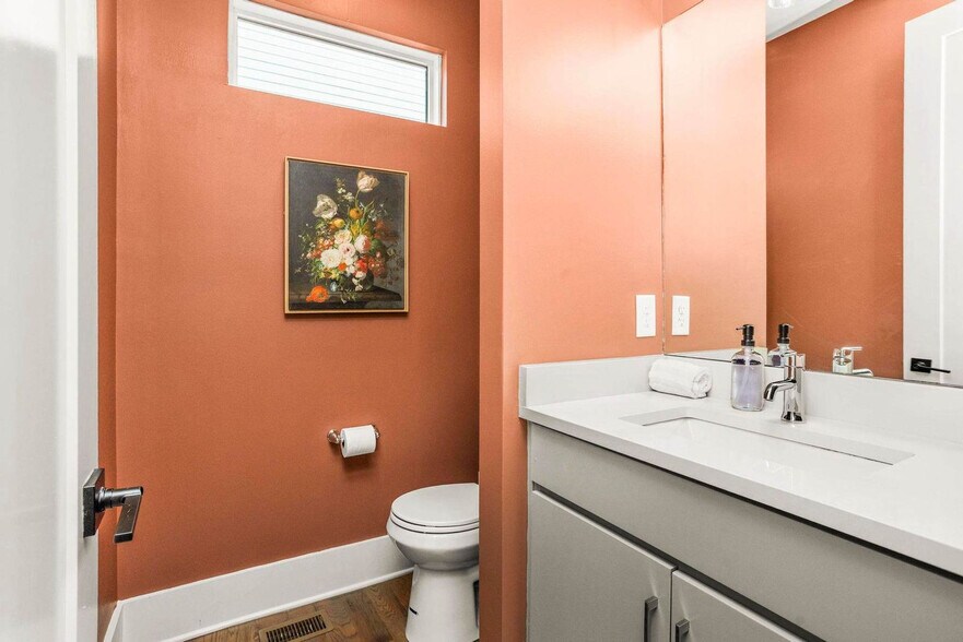 Building Photo - 1712 8th Ave S