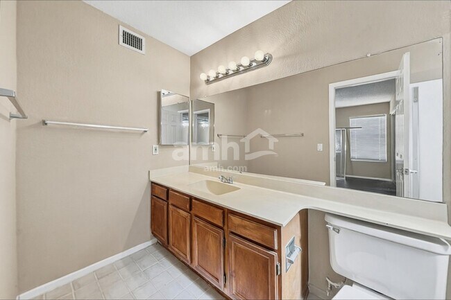 Building Photo - 5553 W Shangri-la Rd