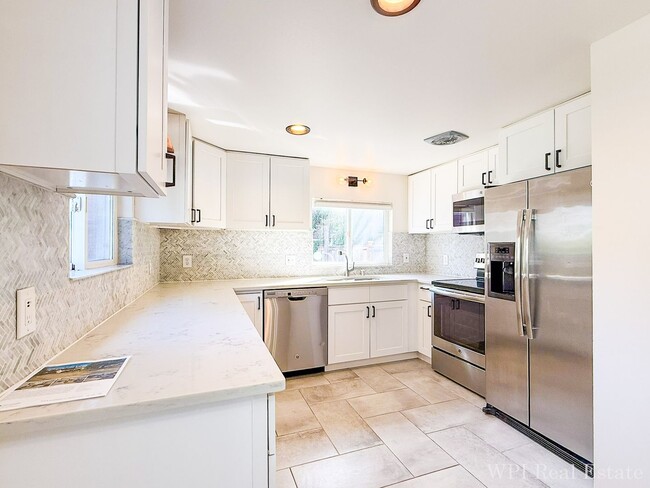 Building Photo - Beautiful newly remodeled 3 bed/2 bath home! Walking distance to Northgate Lightrail!