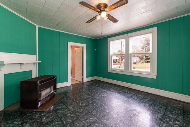 Building Photo - Charming 2-Bedroom Home in Burlington