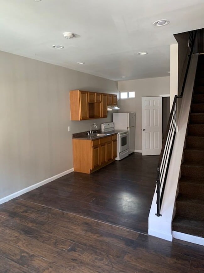 Building Photo - NICE 3BD/2.5 BATHS HOUSE READY FOR THE HOL...