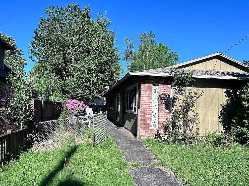 Building Photo - 4323 N Commercial Ave