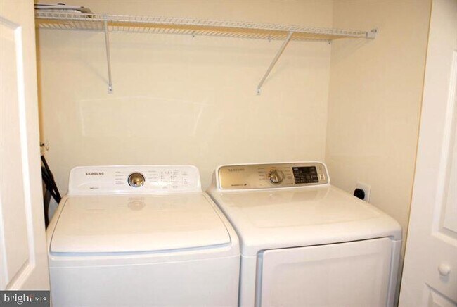 Building Photo - 1656 Woodtree Ct E