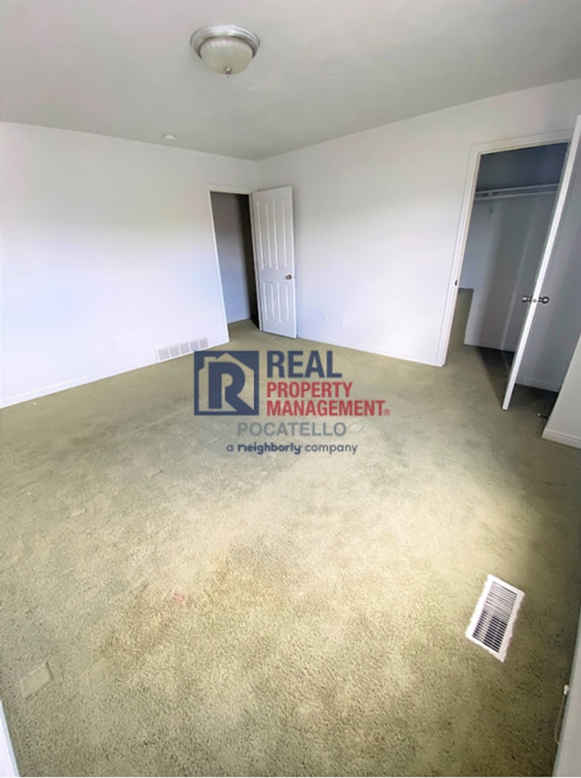 Building Photo - MOVE IN SPECIAL - 2 Bed 1.5 Bath Town Home - 1 Car garage