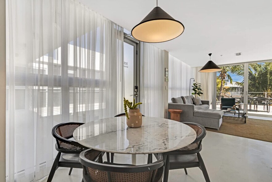 Building Photo - 250 Collins Ave