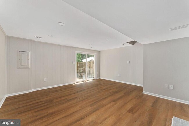 Building Photo - 14843 Emberdale Dr