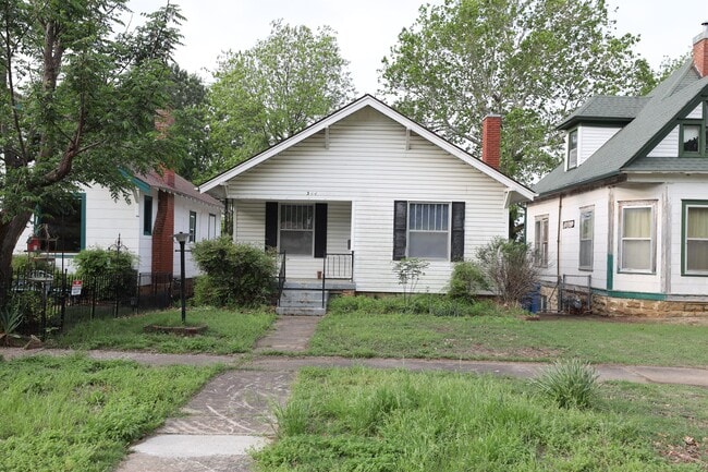 Building Photo - 344 E Adams Ave