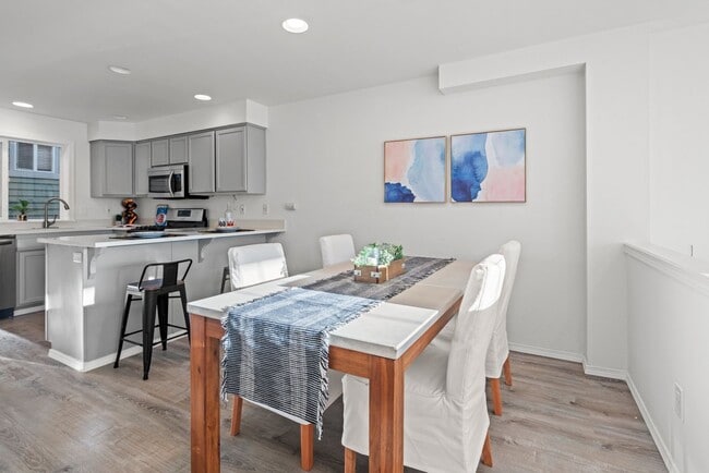 Building Photo - 3 bedroom Greenwood townhome with a view!