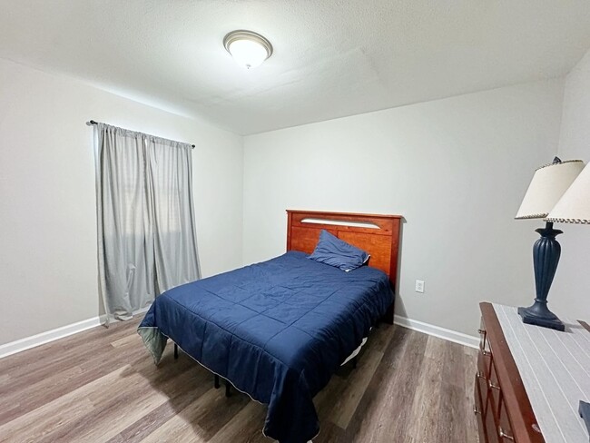 Building Photo - 4 Bedroom Furnished or UnFurnished rental