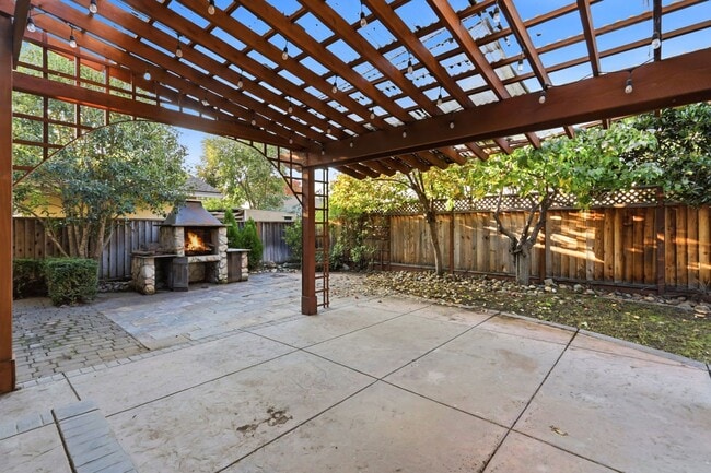 Building Photo - Santa Teresa 5-Bedroom 3-Bathroom Home