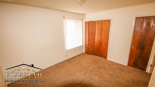Building Photo - 201 Jardin Ct