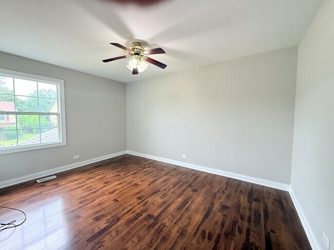 Building Photo - 229 Juniper Ln