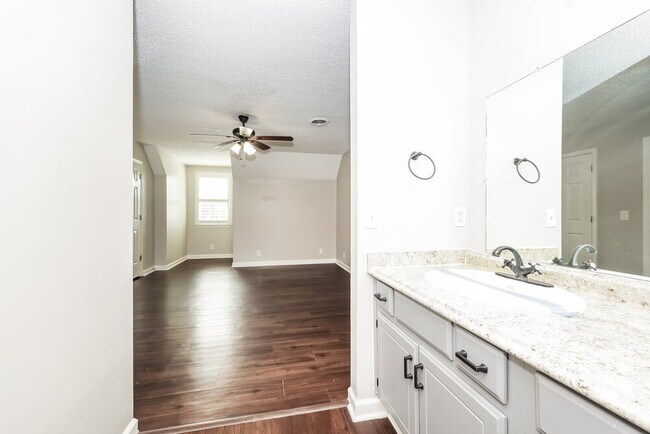 Building Photo - 1106 Victoria Dr