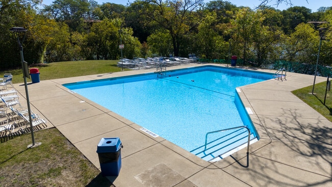 Building Photo - 6000 Oakwood Dr