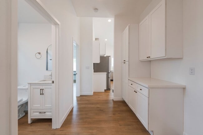 Building Photo - Warm & Inviting Hawthorne Home!
