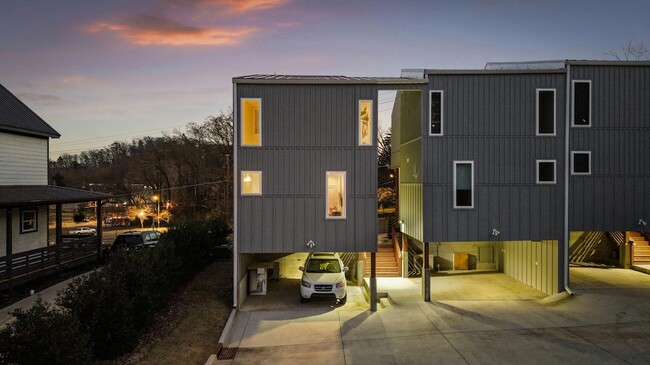 Building Photo - 207 Old Mountain Rd