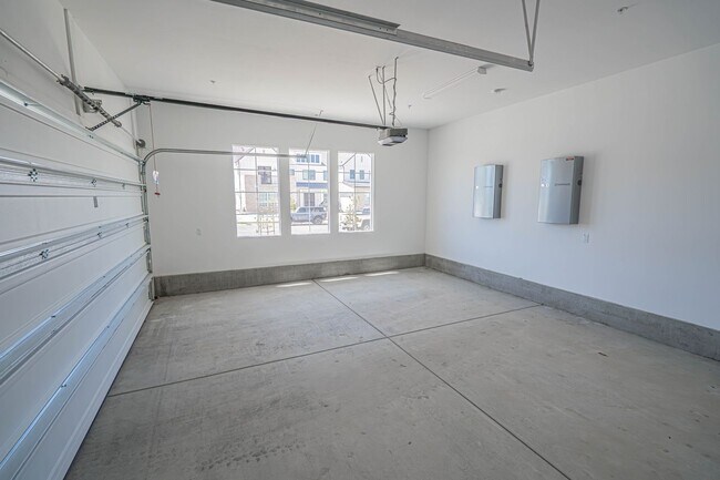 Building Photo - Spacious 5-Bedroom Home with Community Ame...