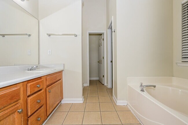 Building Photo - 190 Dillion Dr