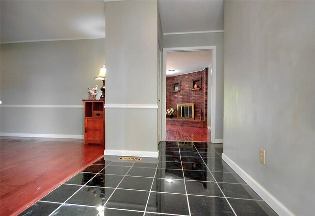 Building Photo - 874 Hollyridge Dr