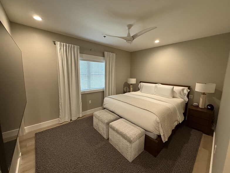 Master Bedroom - 16600 Boones Ferry Rd