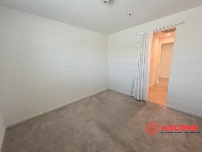 Building Photo - Alluring Home Located In HOA!