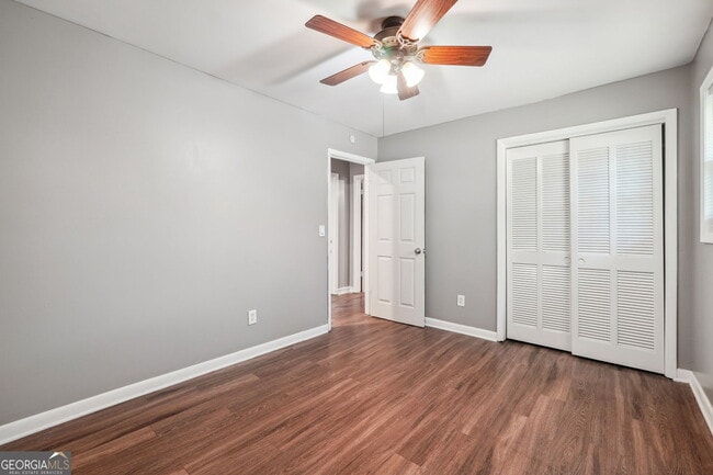 Building Photo - 2419 Greenway Dr