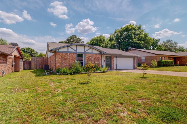 Building Photo - Available Mid-June | 3 Bedroom Arlington H...