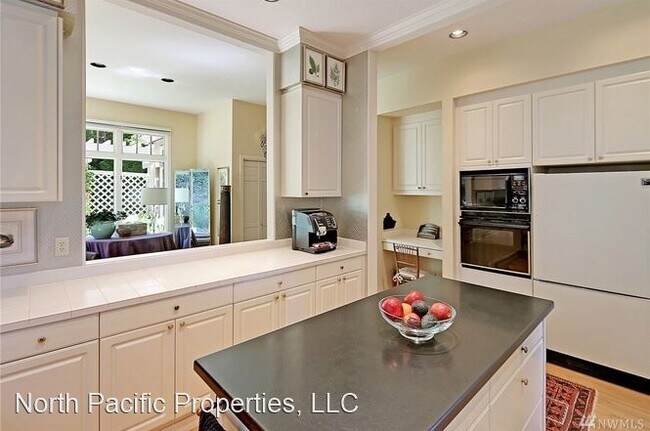 Building Photo - 3 br, 3 bath House - 17203 SE 42nd Pl