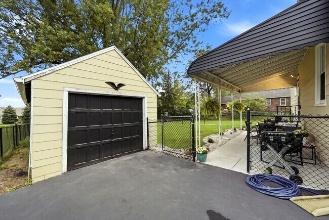 Building Photo - Furnished 3-Bedroom Single-Family Home in Lancaster