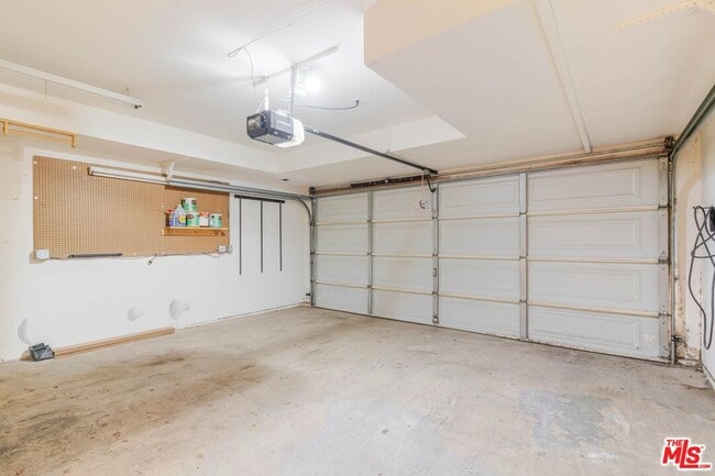 Building Photo - 13959 Victory Blvd