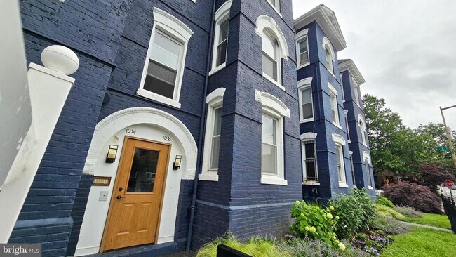 Building Photo - 1034 6th St NE
