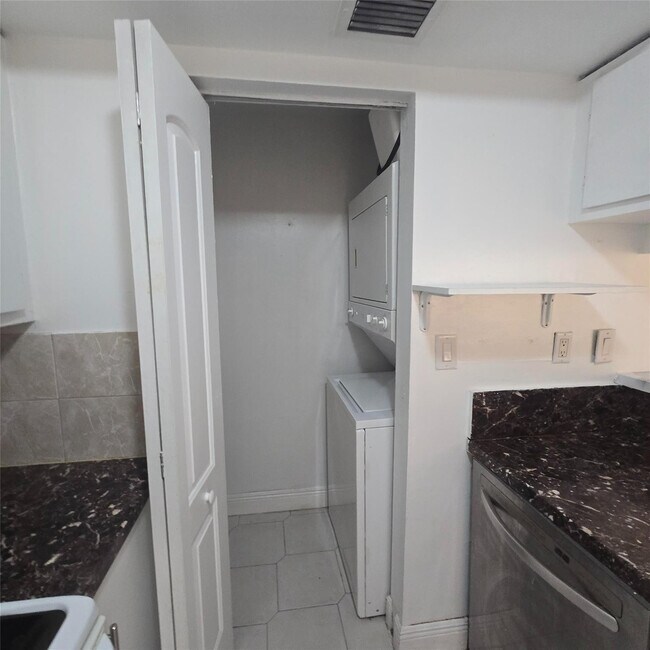 Building Photo - 15470 SW 82nd Ln